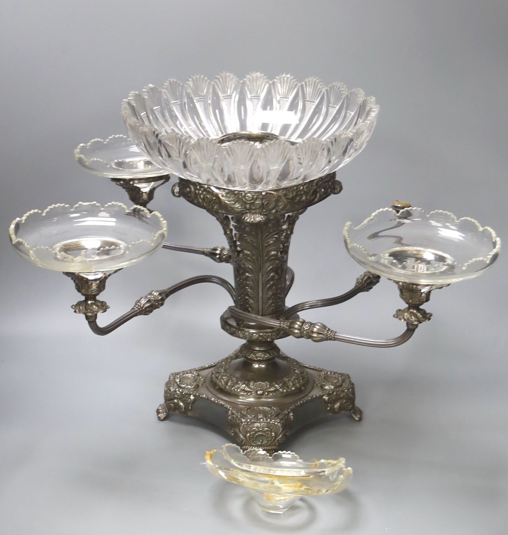 A George IV Old Sheffield plate four branch epergne decorated with scallop shell and acanthus scroll and with cut glass bowls (a.f.) 37cm